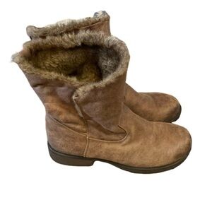 Candies cahoot Brown boots with Faux Fur Foldable Sides. Size 9.5. Rubber soles.